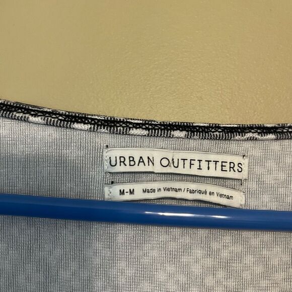 Urban Outfitters UO Black and White Clarissa Printed Plunging Flyaway Top Medium - Picture 8 of 12